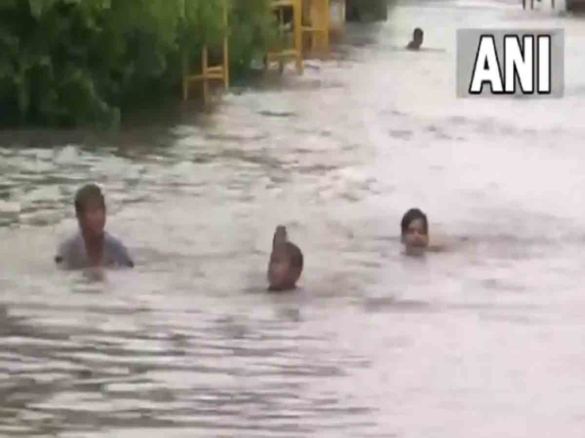 నీట మునిగిన ఢిల్లీ రోడ్లు.. ఈత కొట్టిన పిల్లలు