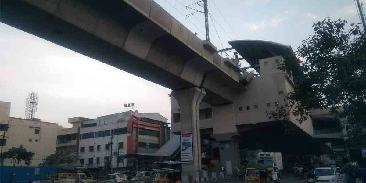 మెట్రోస్టేషన్‌పై నుంచి దూకి వ్యక్తి ఆత్మహత్య యత్నం