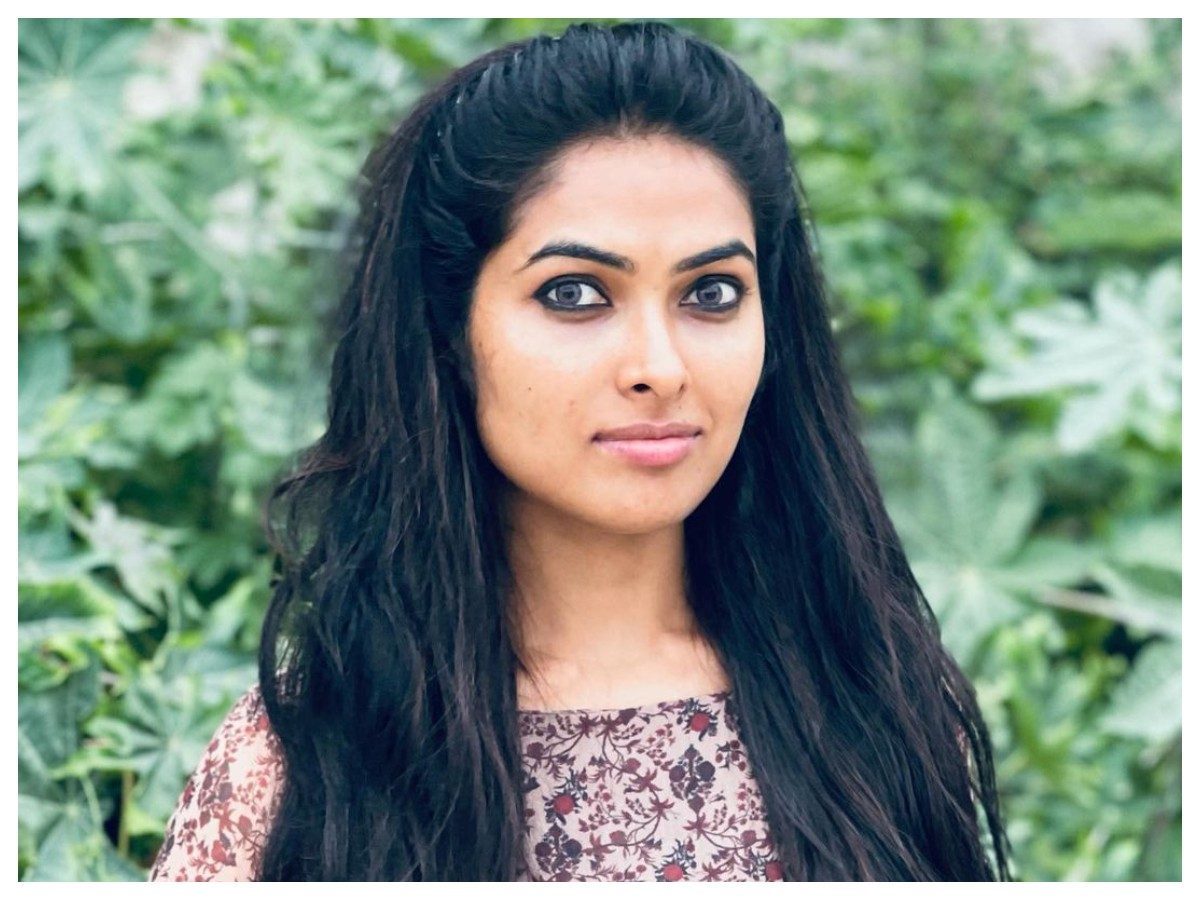 Divi Vadthya | చిన్న గౌనులో బిగ్‌బాస్ బ్యూటీ