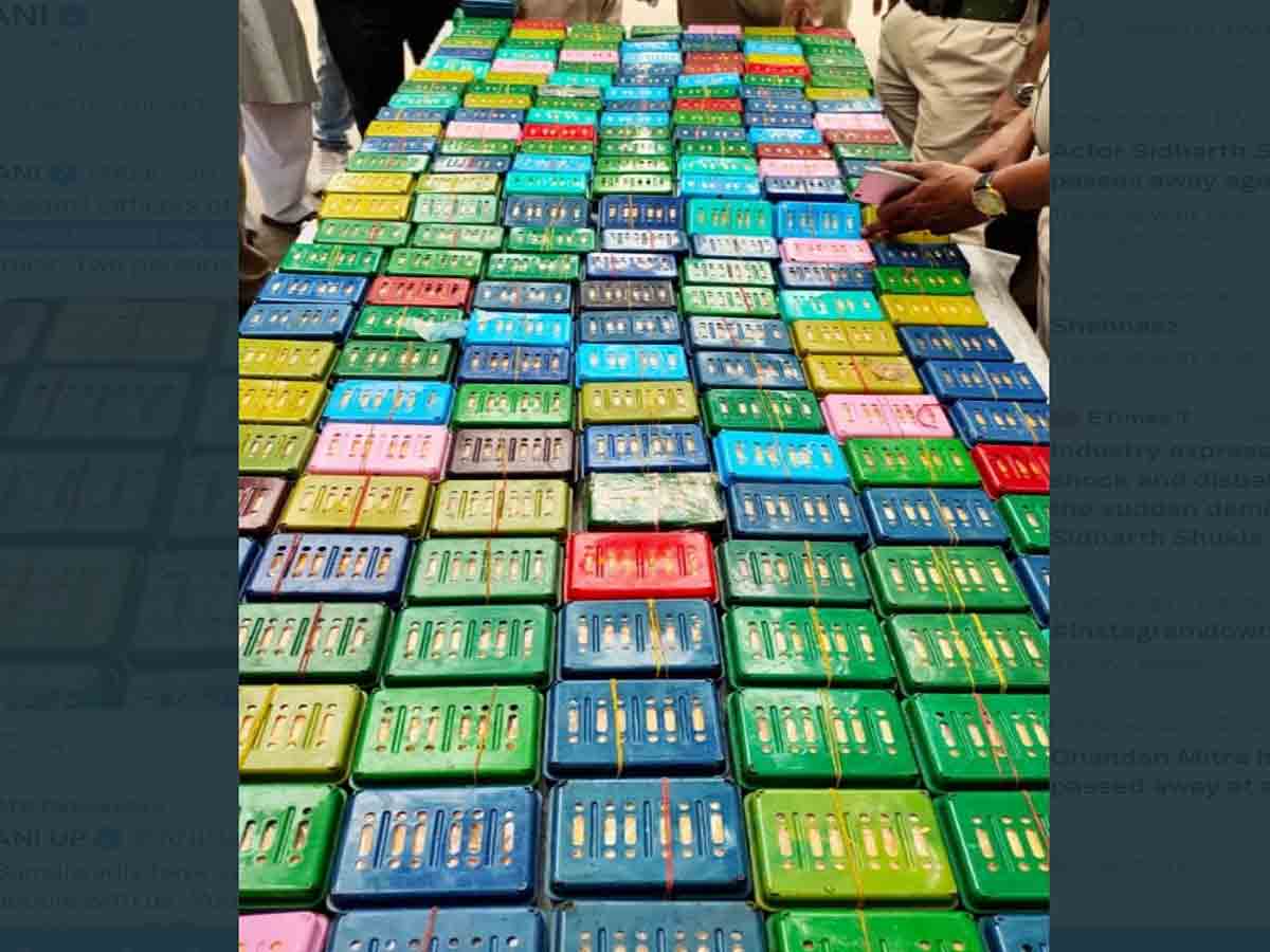 ప్లాస్టిక్‌ సోప్‌ బాక్స్‌లో డ్రగ్స్‌ రవాణా.. ఇద్దరు అరెస్ట్