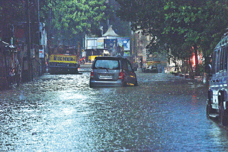 దంచి కొట్టిన వాన