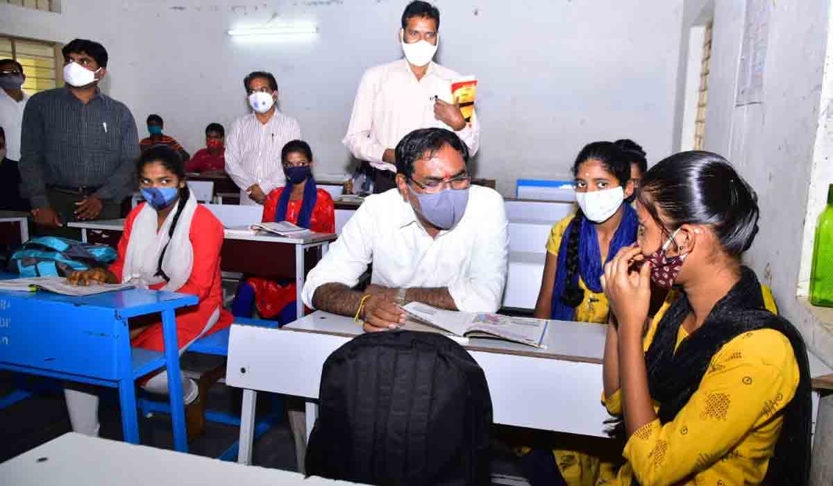 పాఠ‌శాల‌ల్లో మంత్రి ఎర్ర‌బెల్లి ద‌యాక‌ర్ రావు ఆక‌స్మిక త‌నిఖీ