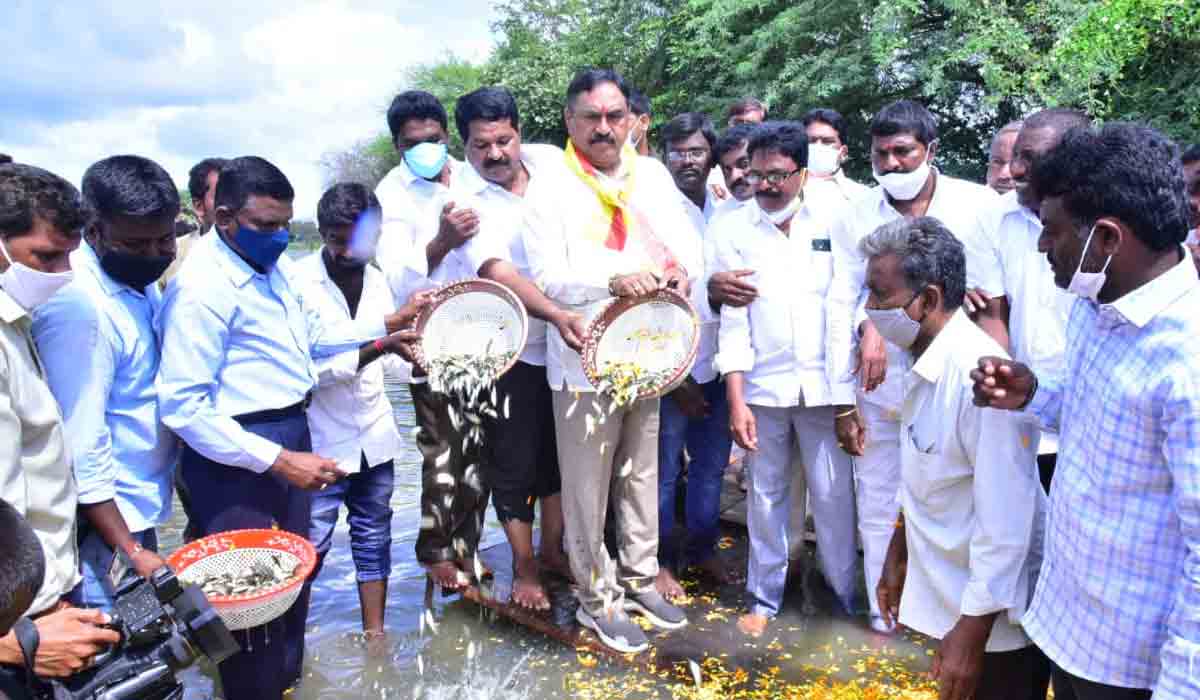 మ‌త్స్య‌కారుల సంక్షేమ‌మే సీఎం కేసీఆర్ ధ్యేయం : మంత్రి ఎర్ర‌బెల్లి