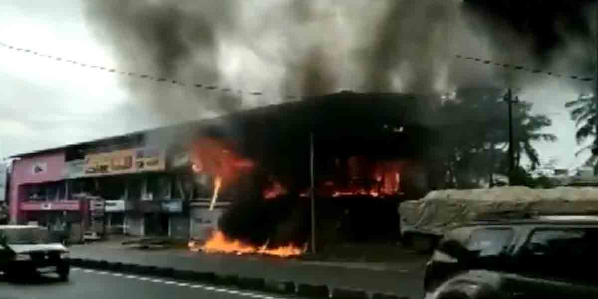 Fire accident: ఫ‌ర్నీచ‌ర్ గోడౌన్‌లో అగ్ని ప్రమాదం.. ఎగిసిప‌డిన మంట‌లు.. వీడియో