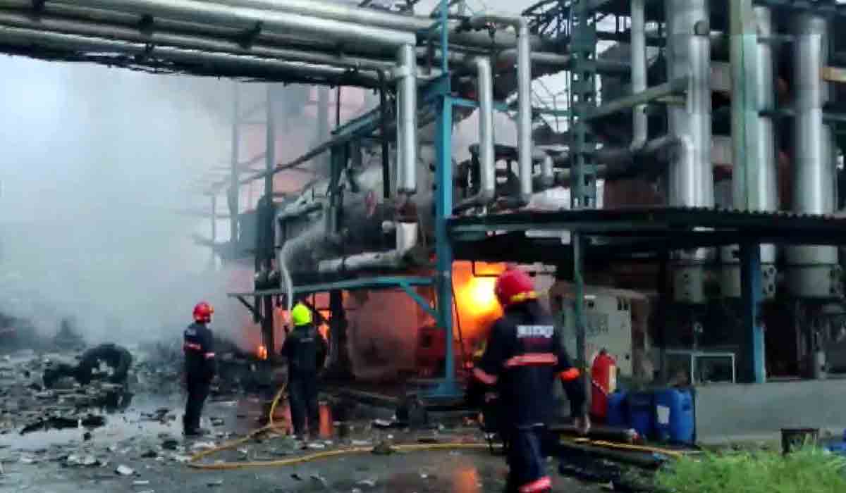 ఫ్యాబ్రిక్‌ కంపెనీలో పేలుళ్లు.. వ్యక్తి మృతి