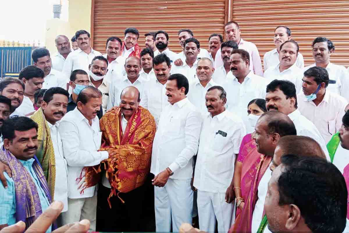 టీఆర్‌ఎస్‌ పార్టీ బలోపేతానికి కృషి చేయాలి :  గంప గోవర్ధన్‌