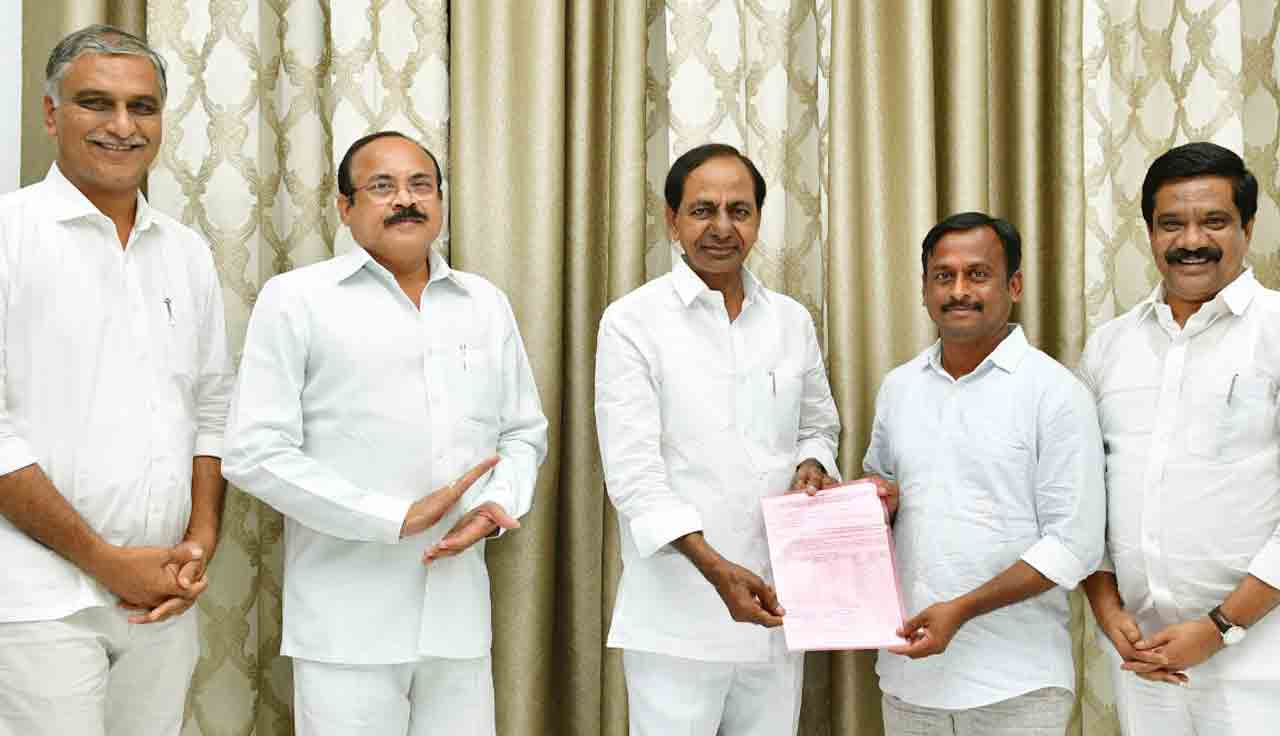 గెల్లు శ్రీ‌నివాస్‌కు బీ-ఫామ్ అంద‌జేసిన సీఎం కేసీఆర్‌