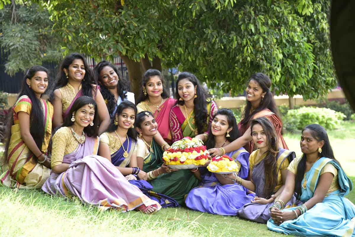 బతుకమ్మసారె..