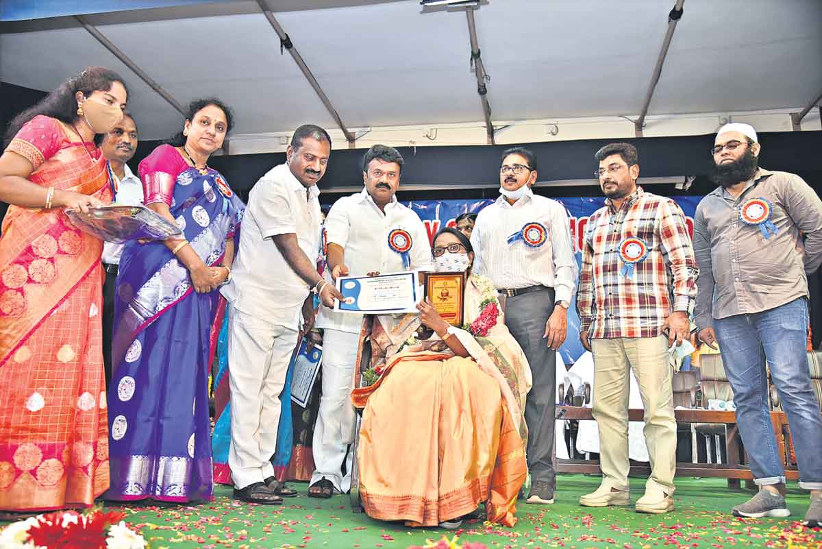 సమాజాభివృద్ధిలో టీచర్లే కీలకం