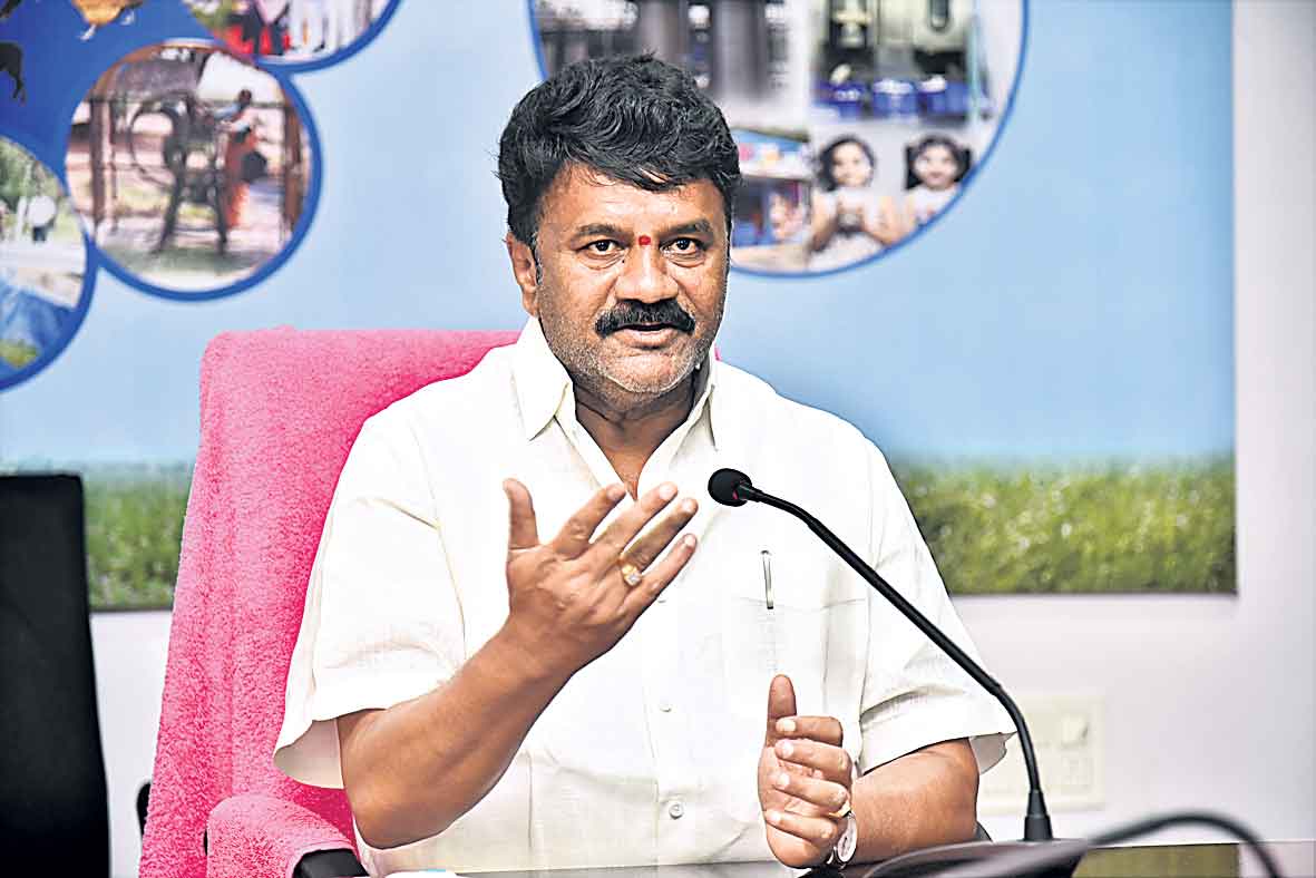 పాడిరంగం అభివృద్ధిపై నివేదిక ఇవ్వండి