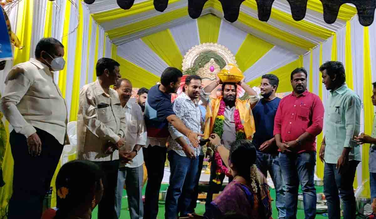 గ‌ణ‌ప‌తి ల‌డ్డూను రూ. 72 వేల‌కు కైవసం చేసుకున్న ముస్లిం సోదరుడు