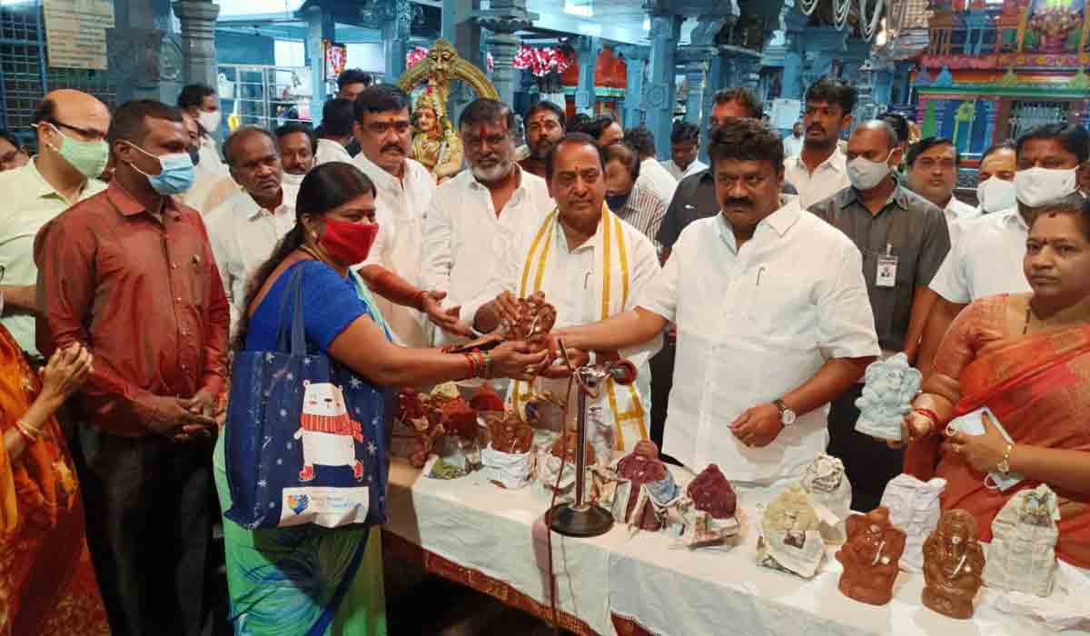 మట్టి విగ్రహాలను పూజిద్దాం.. పర్యావరణాన్ని కాపాడుకుందాం..