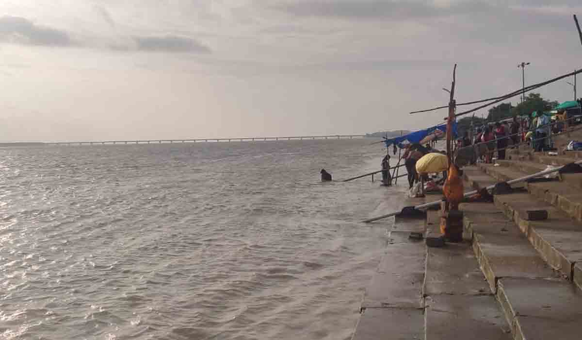 త్రివేణి సంగమం వద్ద ఉప్పొంగుతున్న గోదావరి