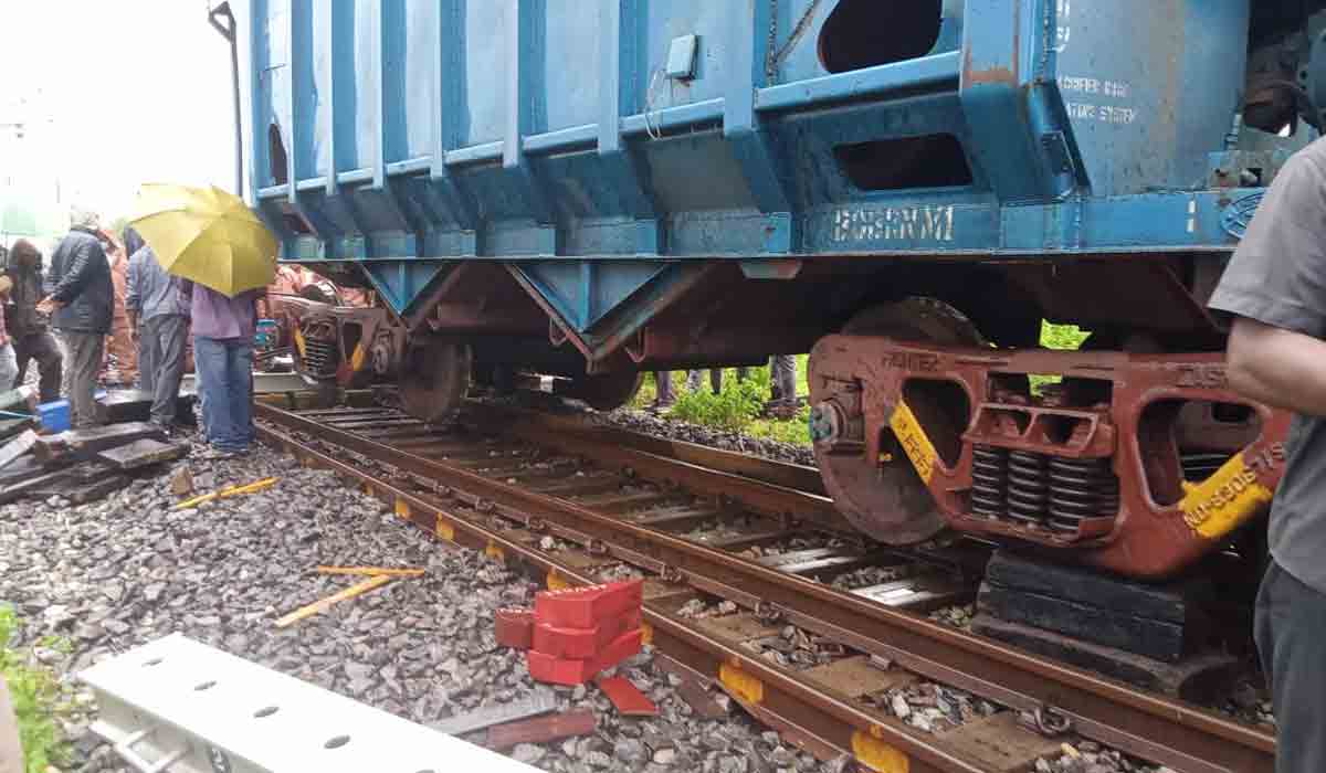 డోర్నకల్లో పట్టాలు తప్పిన రైలు..