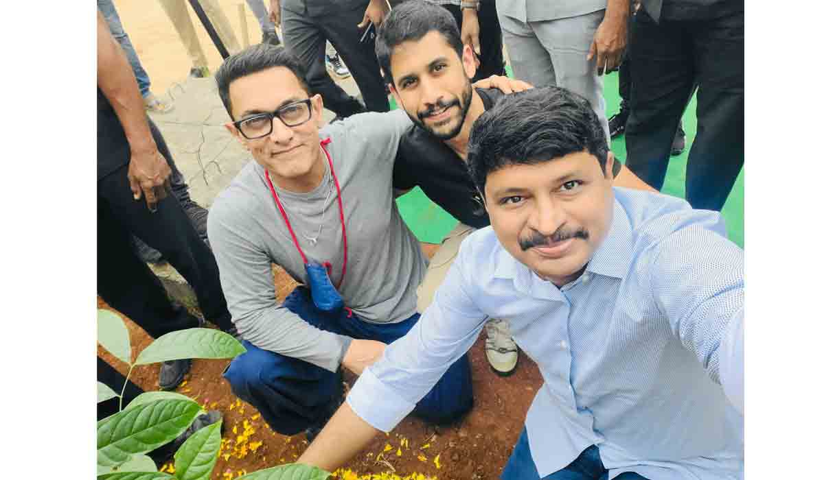 బేగంపేట ఎయిర్పోర్టులో మొక్కలు నాటిన అమీర్ఖాన్