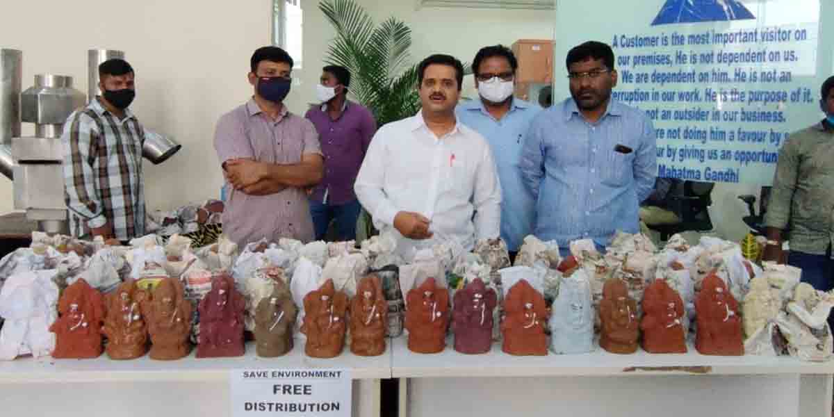 గ్రేటర్‌లో హెచ్‌ఎండీఏ మట్టి గణపతుల పంపిణీ