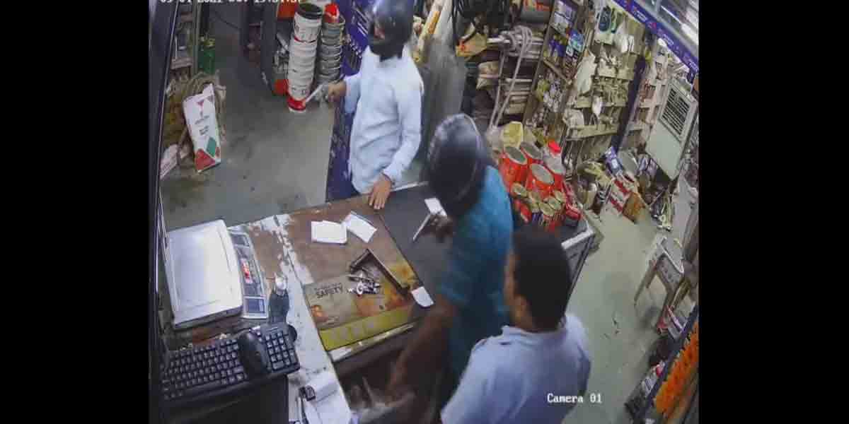 Viral Video: ప‌ట్ట‌ప‌గ‌లే తుపాకుల‌తో బెదిరించి హార్డ్‌వేర్‌ దుకాణంలో దోపిడీ