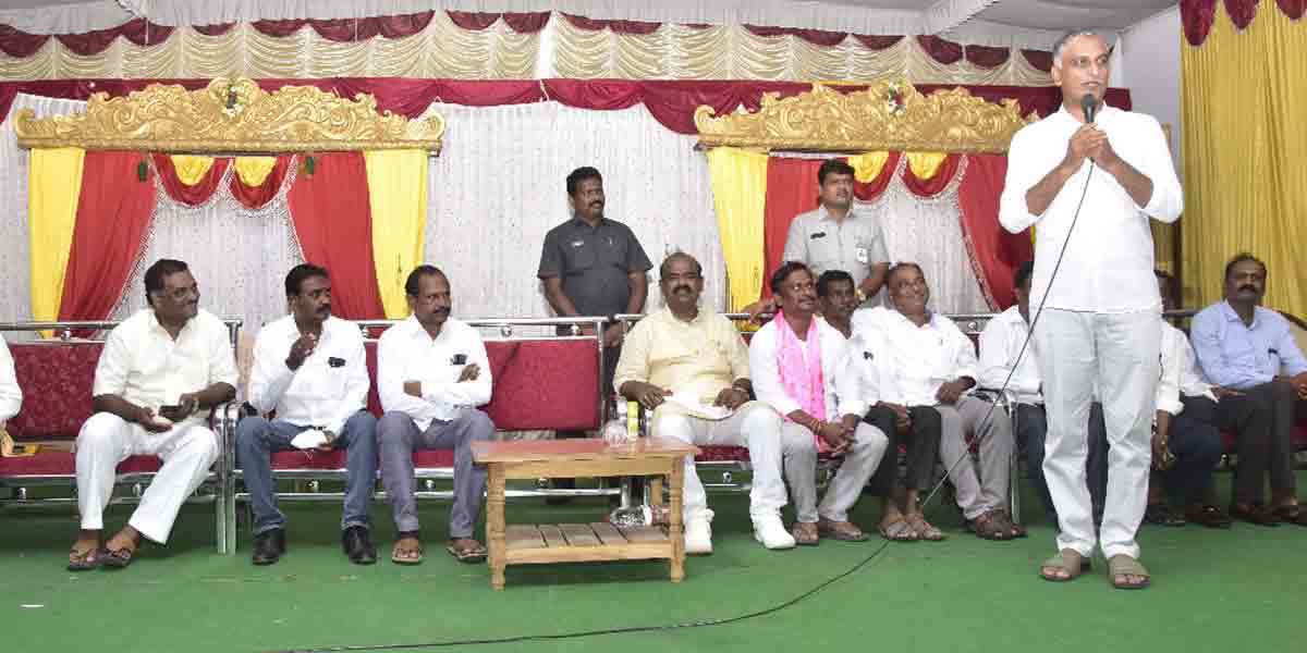 మంత్రిగా ఒక్క ఇల్లు కట్టనోడు.. ప్రతిపక్ష ఎమ్మెల్యేగా కడుతడా? : మంత్రి హరీశ్‌రావు