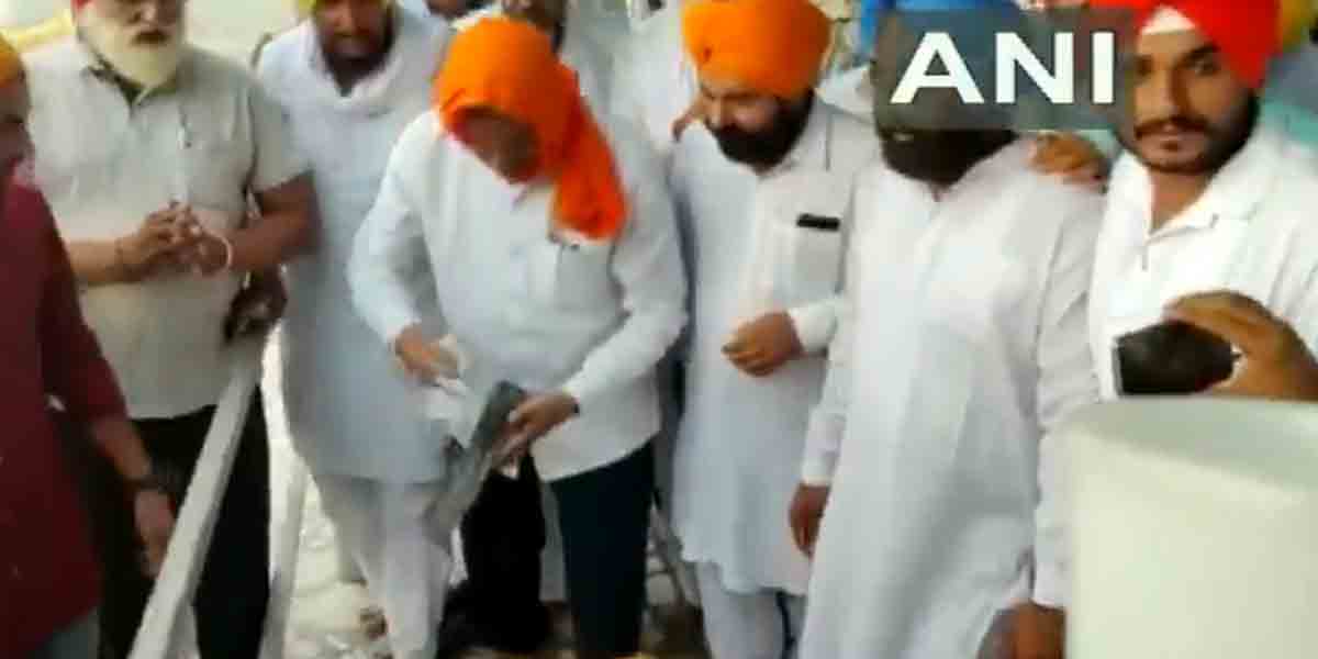 Video: భ‌క్తుల చెప్పులు తూడ్చిన మాజీ ముఖ్య‌మంత్రి..!