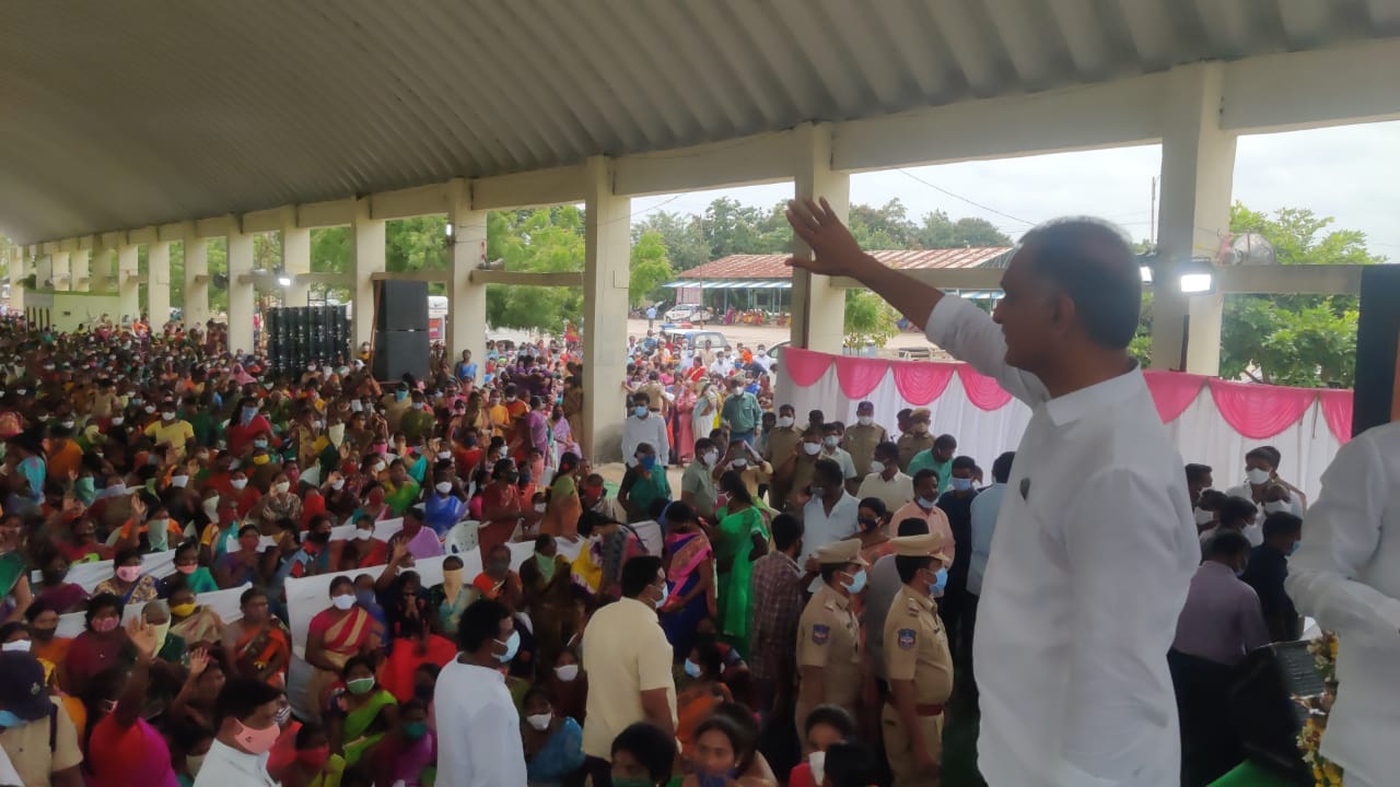 HUZURABAD | చేనేత కార్మికులకు రూ.కోటి 69లక్షలు పంపిణీ : మంత్రి హరీశ్‌రావు