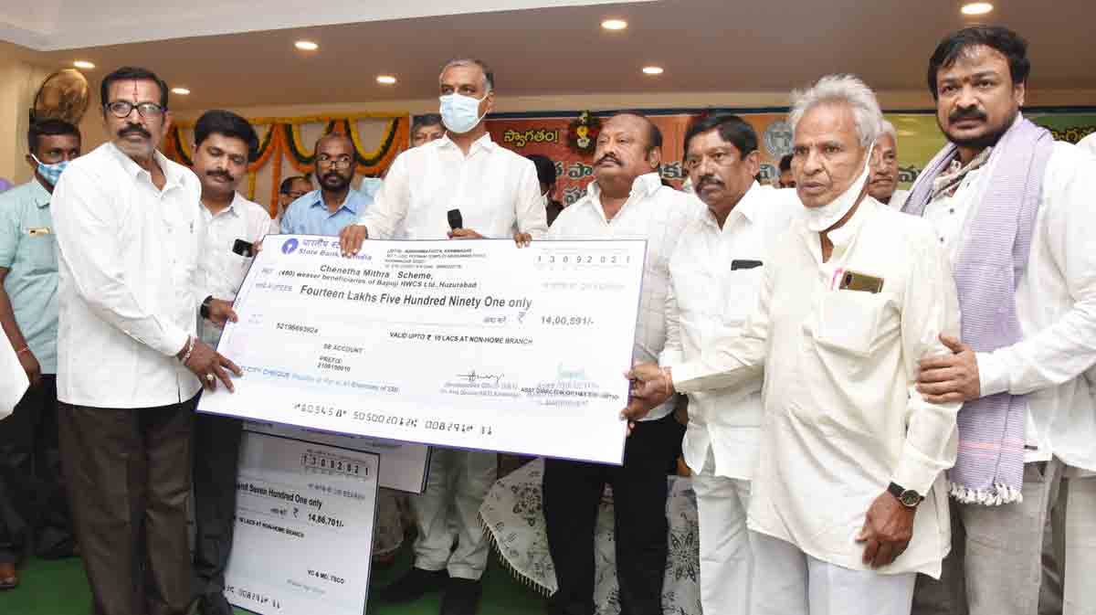 అన్నం పెట్టెటోళ్లా.. పన్నులు వేసెటోళ్లా?