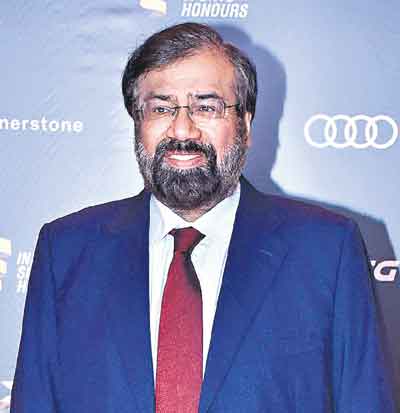 ప్రైవేట్‌ జెట్‌ + రెడ్‌కార్పెట్‌ = 2,400