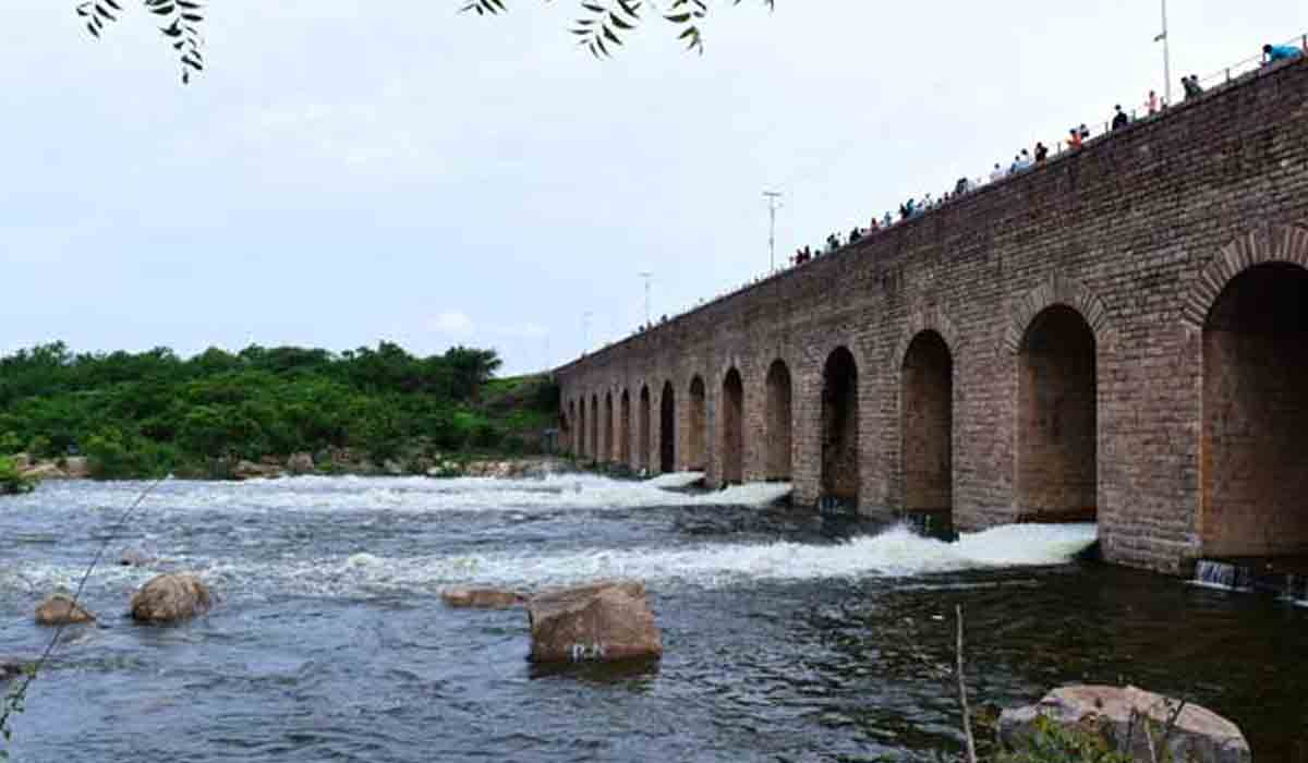 హిమాయ‌త్‌సాగ‌ర్ ప్రాజెక్టు ఆరు గేట్లు ఎత్తివేత‌
