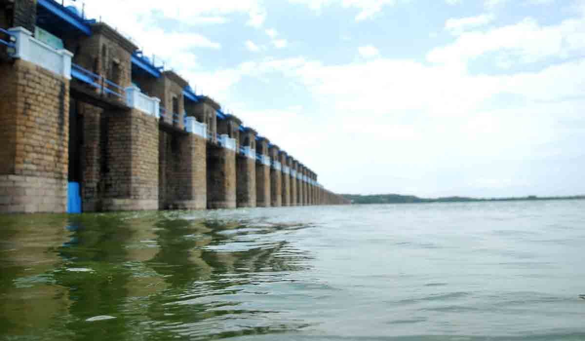 హిమాయత్‌ సాగర్‌కు భారీ వరద.. నాలుగు గేట్లు ఎత్తివేత