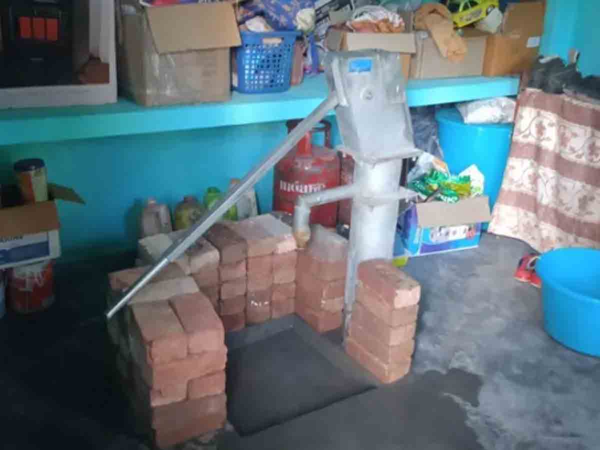 పబ్లిక్‌ హ్యాండ్‌ పంప్‌ చుట్టూ ఇల్లు నిర్మాణం.. వ్యక్తిపై కేసు నమోదు