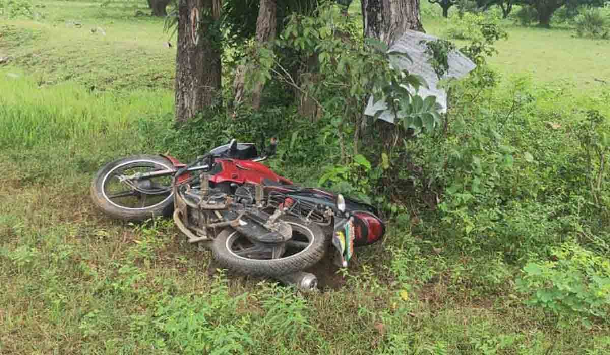చ‌ర్ల‌లో పేలిన ఐఈడీ బాంబు.. యువ‌కుడికి గాయాలు
