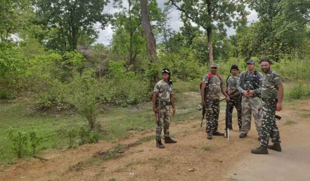 పేలిన ఐఈడీ.. సీఆర్పీఎఫ్ జ‌వాన్‌కు గాయాలు