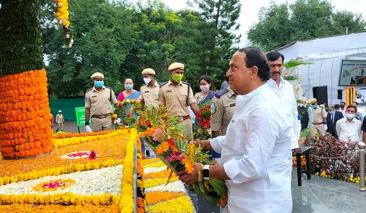 అట‌వీ అమ‌ర‌వీరుల‌కు నివాళుల‌ర్పించిన మంత్రి ఇంద్రక‌ర‌ణ్ రెడ్డి