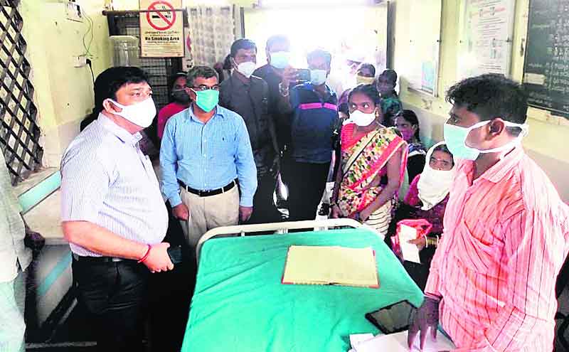 పీహెచ్‌సీల్లో అత్యవసర సేవలందించాలి : కలెక్టర్‌