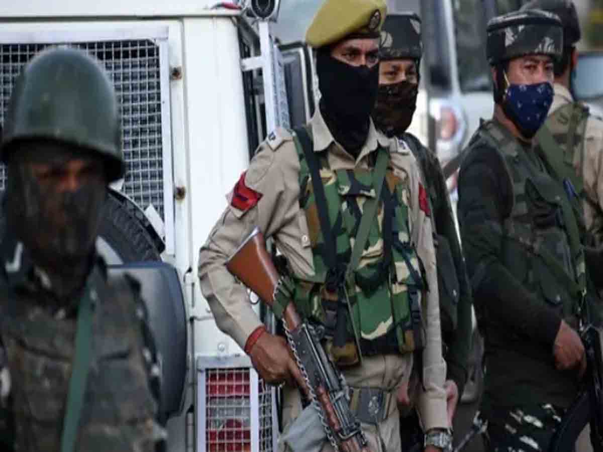 పోలీసులపై ఉగ్రవాదుల కాల్పులు.. ఒక అధికారి మృతి