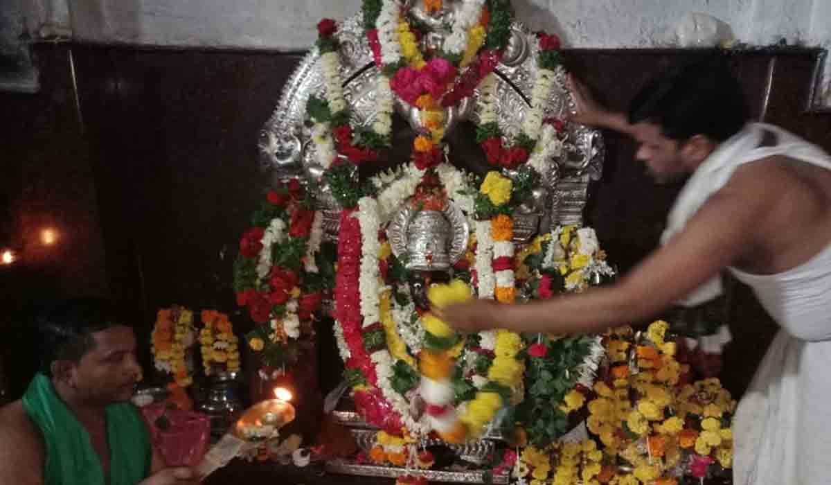 శ్రావణమాసం చివరి సోమవారం.. ఆలయాలకు పోటెత్తిన భక్తులు