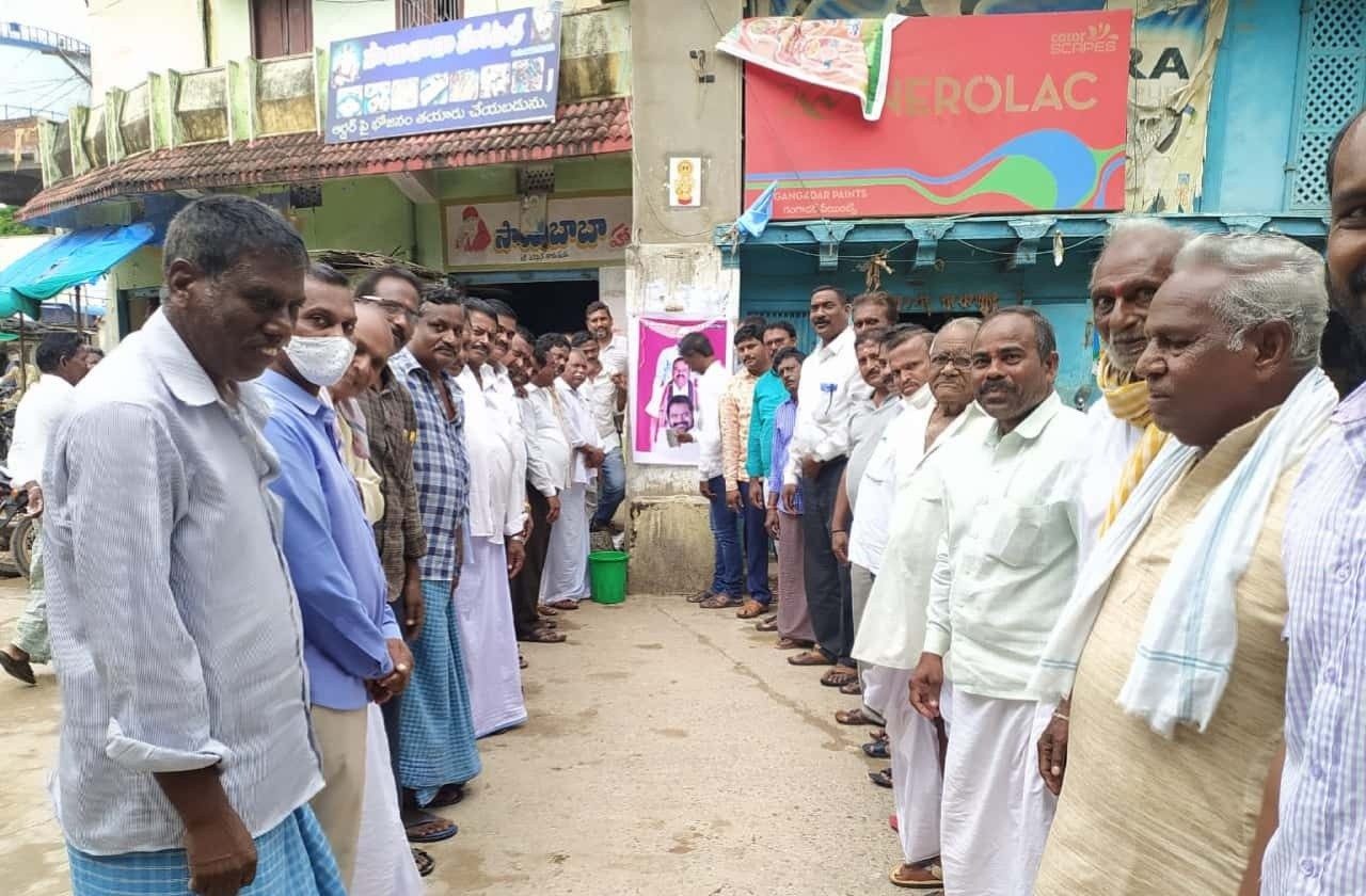 Korutla  | సీఎం కేసీఆర్‌ ఫ్లెక్సీకి క్షీరాభిషేకం