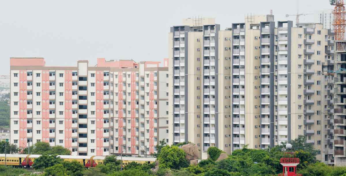 అటు పెద్దల హర్మ్యం ఇటు పేదల సౌధం