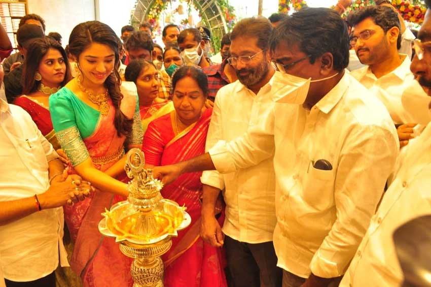 నగరంలో హీరోయిన్‌ కృతిశెట్టి సందడి