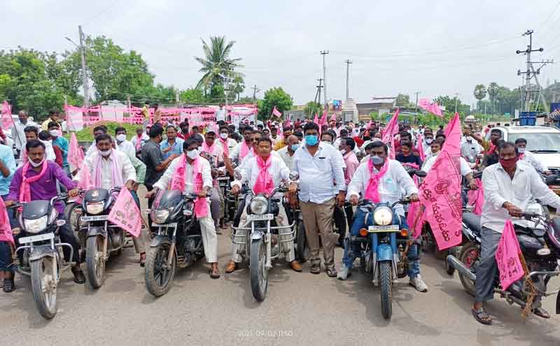కదం తొక్కిన గులాబీ దండు