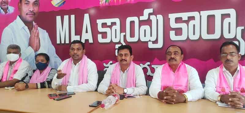 కమ్యూనిస్టులు కళ్లున్నాఅభివృద్ధిని చూడలేకపోతున్నారు!