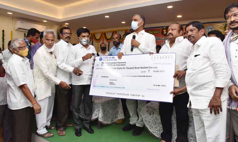 పన్నులు వేసేవాళ్లు కావాలా..?అన్నం పెట్టేవాళ్లు కావాలా..?