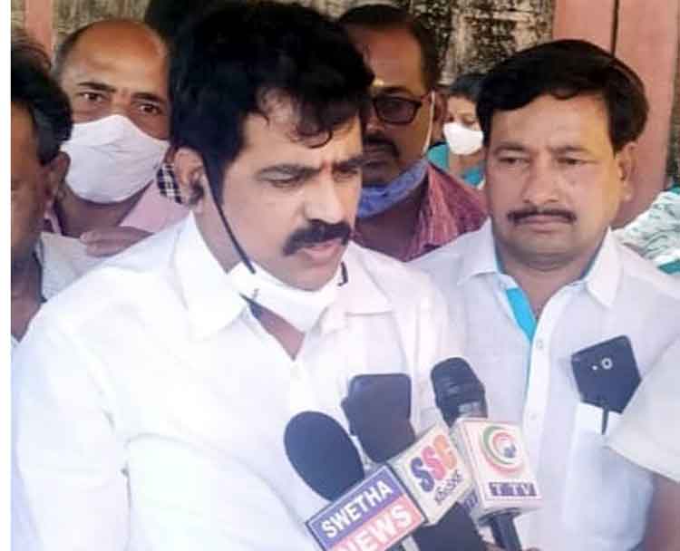 దిగజారుడు మాటలు మానుకోవాలి