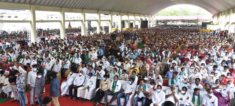 ఆశీర్వదించిన రెడ్డి బాంధవులు