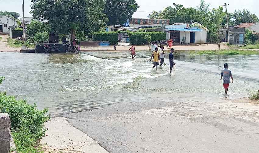 నిండిన చెరువులు.. దుంకిన మత్తళ్లు