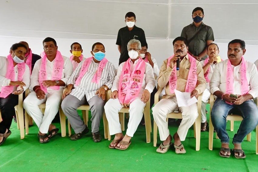 రైతుల పొట్టగొడుతున్న బీజేపీ