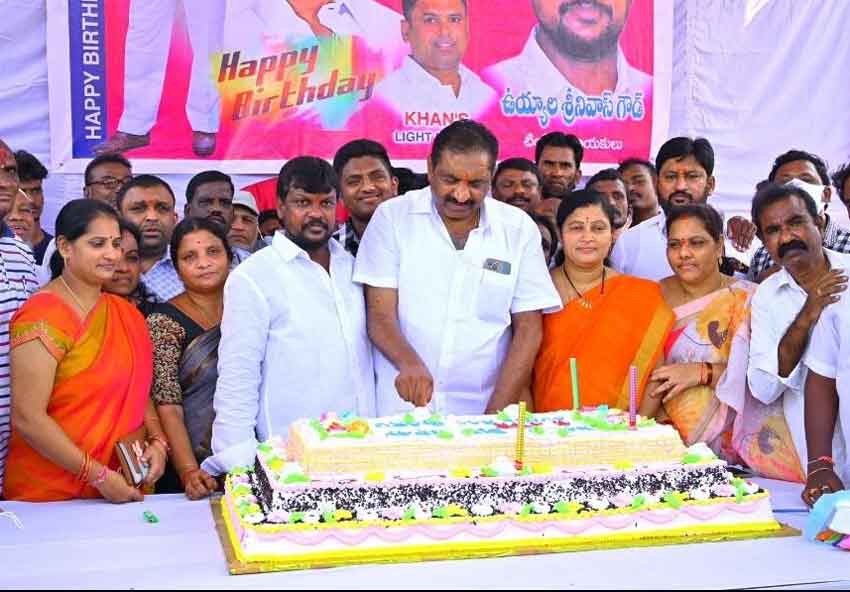 మొక్కలు నాటి.. అభిమానం చాటి