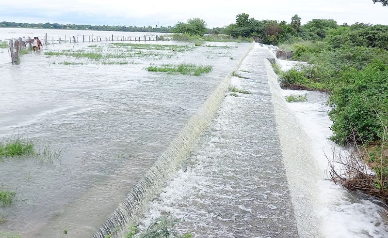 భారీ వర్షం.. అతలాకుతలం