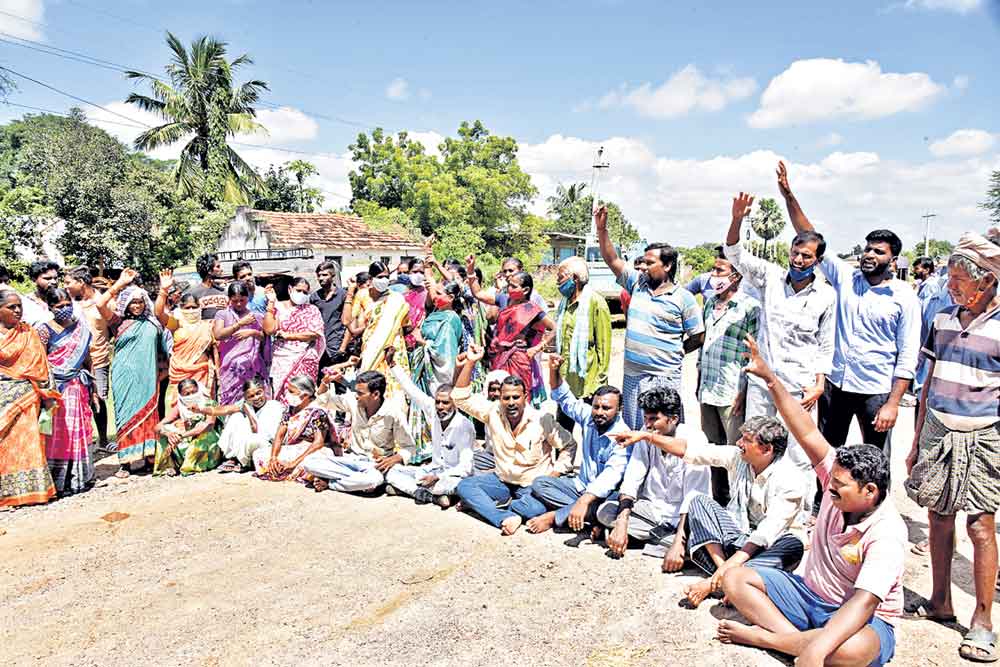 నోటికాడి బుక్క ఎత్తగొడ్తవా!