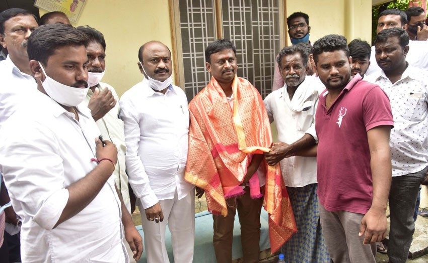 ఏం చేసిండని రాజేందర్‌కు ఓటెయ్యాలె