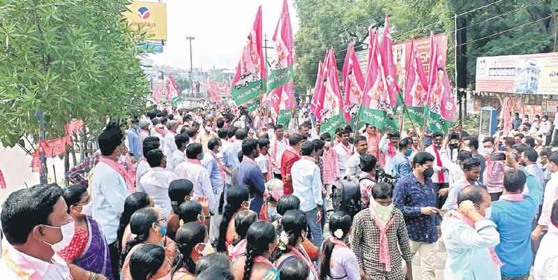 ఎగిరిన గులాబీ జెండా